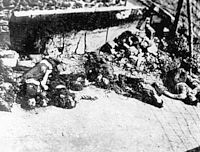 Cadavres de fusillés devant le mur d'exécution à Romainville