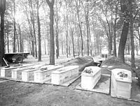 Le 20 août 1944, les cercueils de 7 gardiens de la paix, fusillés et enterrés par les Allemands dans le jardin du Luxembourg, à Paris.