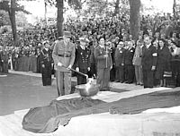 Le général de Gaulle allume la flamme du souvenir au Mont-Valérien