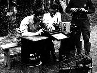 Dans le maquis de Saint-Algis (nord de l’Aisne), un poste émetteur et un groupe électrogène permettent d’assurer l’envoi des renseignements et le ravitaillement des résistants.