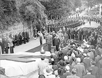 Cérémonie commémorative de l'appel du 18 juin devant le monument provisoire au Mont-Valérien