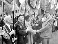 Le général de Gaulle, lors de l'inauguration du mémorial de la France combattante, salue les porte-drapeaux des associations d'anciens combattants.