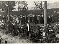 Le général De Gaulle au cimetière d'Ivry-sur-Seine le 1er novembre 1944