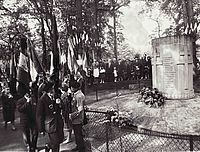 Cérémonie au monument de la cascade du Bois de Boulogne (Hauts-de-Seine), sur le lieu de la fusillade de 35 résistants le 16 août 1944.