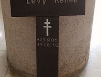 Croix sur laquelle figure le nom de Renée Lévy, déposée au musée du 8e Régiment de transmissions.