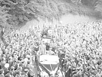Le 18 juin 1958, le général de Gaulle qui vient d'être investi à la présidence du Conseil commémore l'Appel du 18 juin 1940