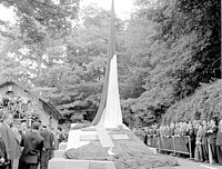 Le monument temporaire devant la casemate où étaient inhumés les 15 Morts pour la France