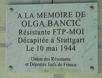 Plaque en mémoire d'Olga Bancic apposée sur un mur du cimetière d'Ivry-sur-Seine.