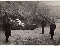 Le général de Gaulle dans la clairière du Mont-Valérien, 11 novembre 1944