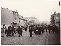 Après la guerre, les associations organisent des cérémonies en hommage aux fusillés du Mont-Valérien. Un important cortège monte vers le mont et la clairière.