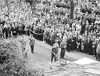 Cérémonie commémorative de l'appel du 18 juin devant le monument provisoire au Mont-Valérien