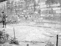 A la Libération, fouilles d'un charnier au fort de Vincennes.
